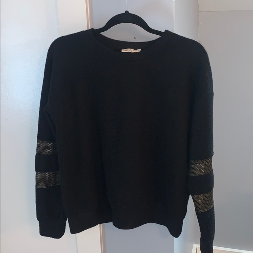 Trendy black crewneck